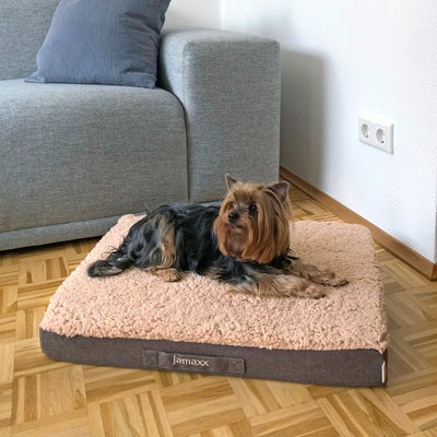 Formstabile und kuschelige Hunde-Matratze / Hundematte mit orthopädischer Füllung und flauschigem Bezug aus Lammfell-Imitat., hier in beige